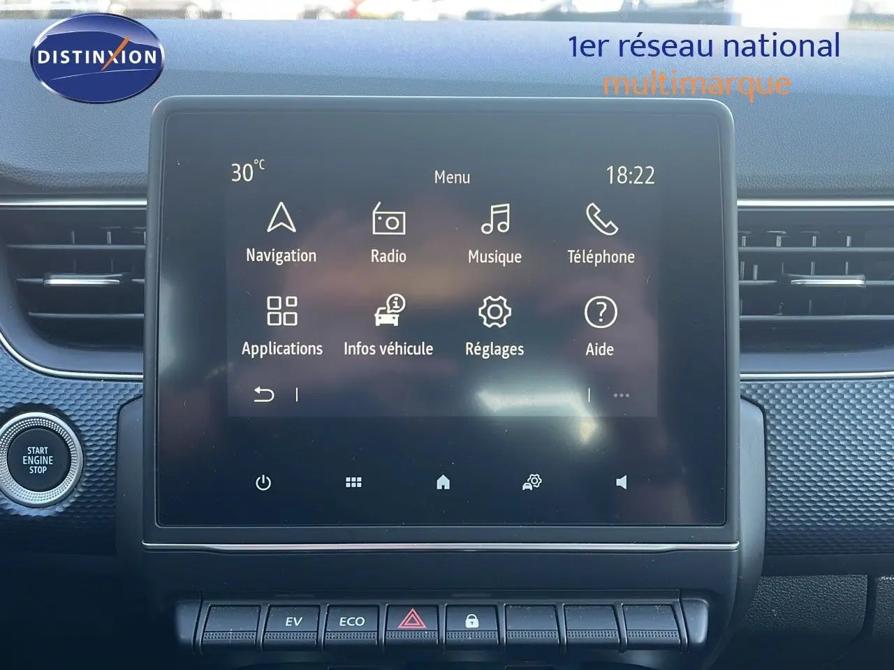Écran tactile central du tableau de bord du Renault Arkana noir métal, affichant le menu multimédia.