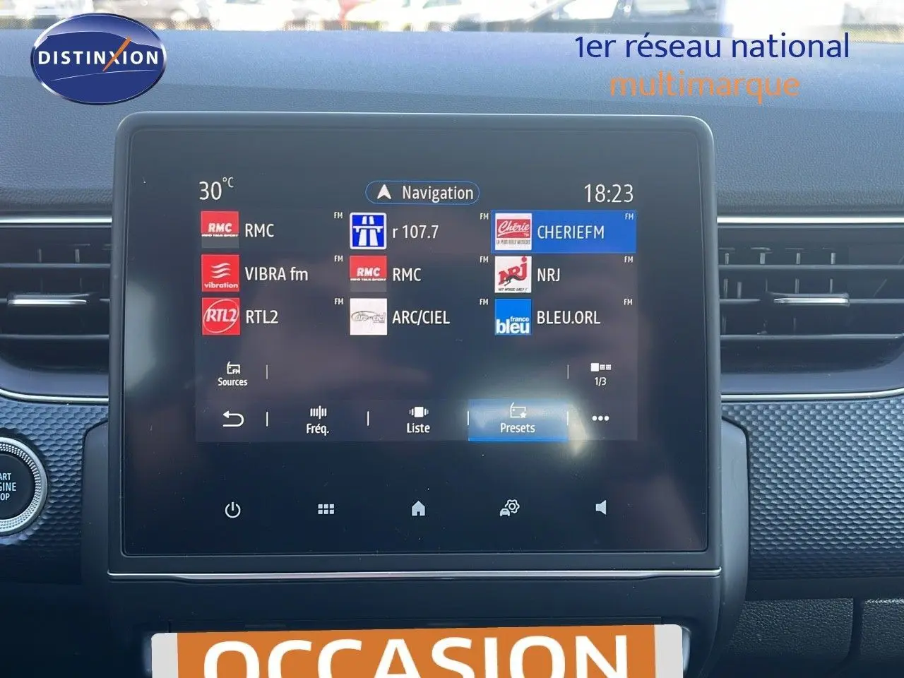 Écran tactile central du tableau de bord du Renault Arkana noir métal 2023 affichant les stations radio FM.