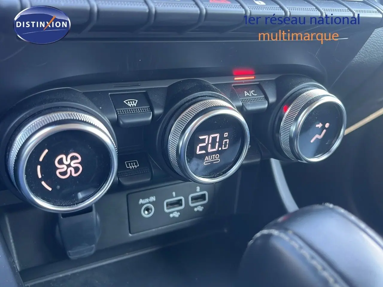 Gros plan sur les commandes de climatisation du Renault Arkana noir métal, avec affichage digital à 20 degrés.