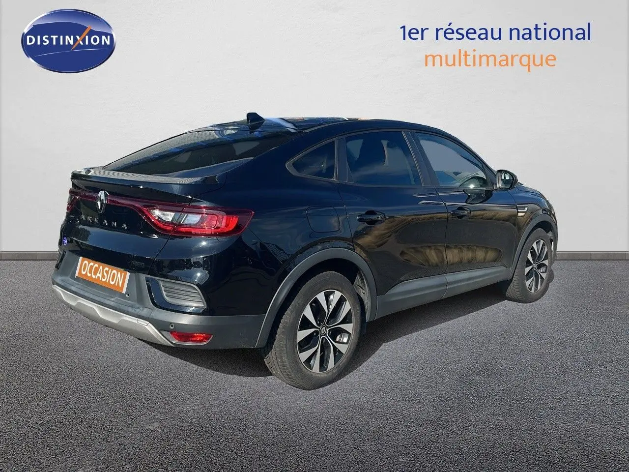 Renault Arkana noir métal en 3/4 arrière droit, soulignant ses feux LED et son design coupé SUV élégant.