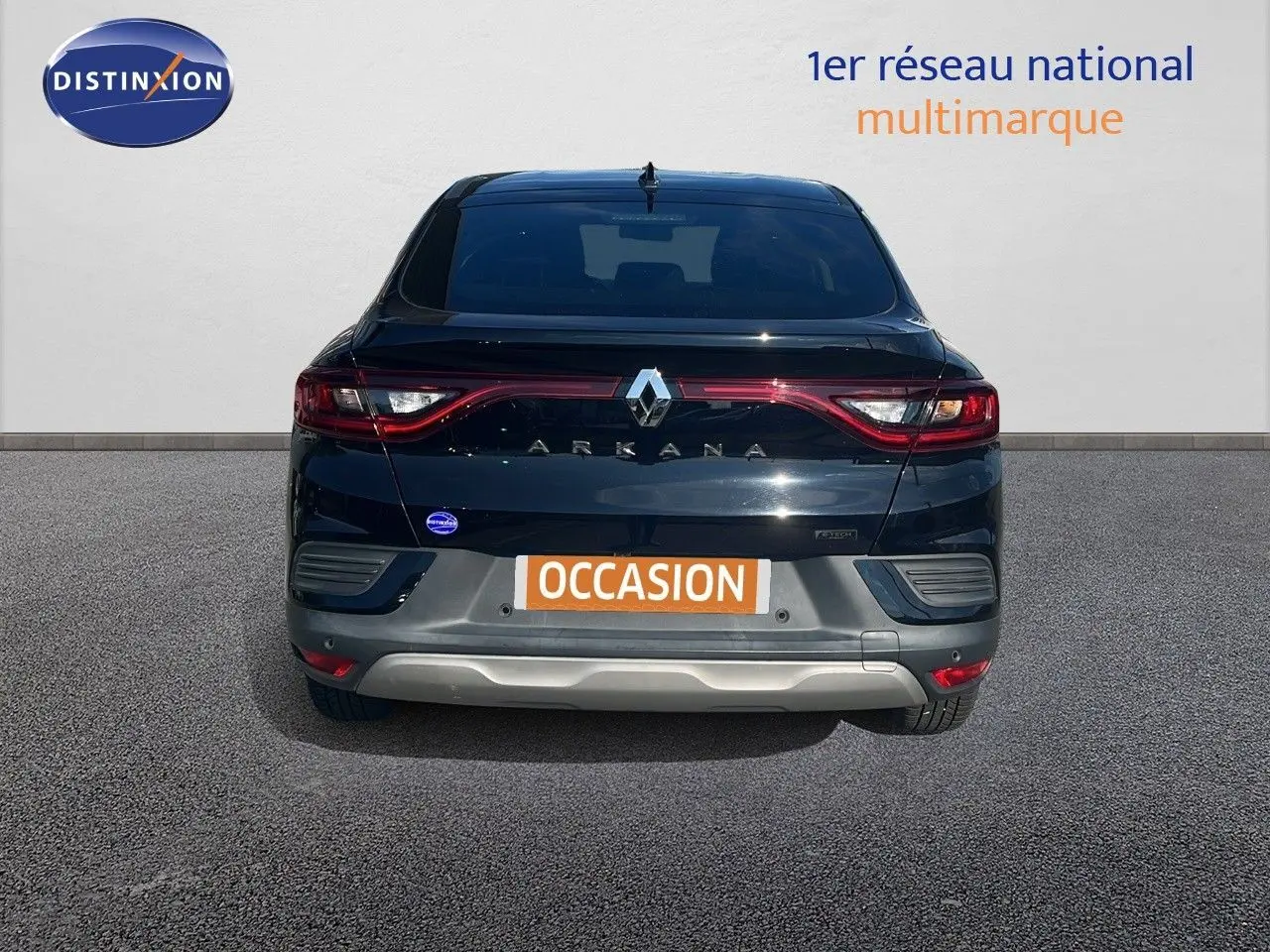Vue arrière d'une Renault Arkana noir métal 2023 avec feux LED et badge hybride bien visibles.