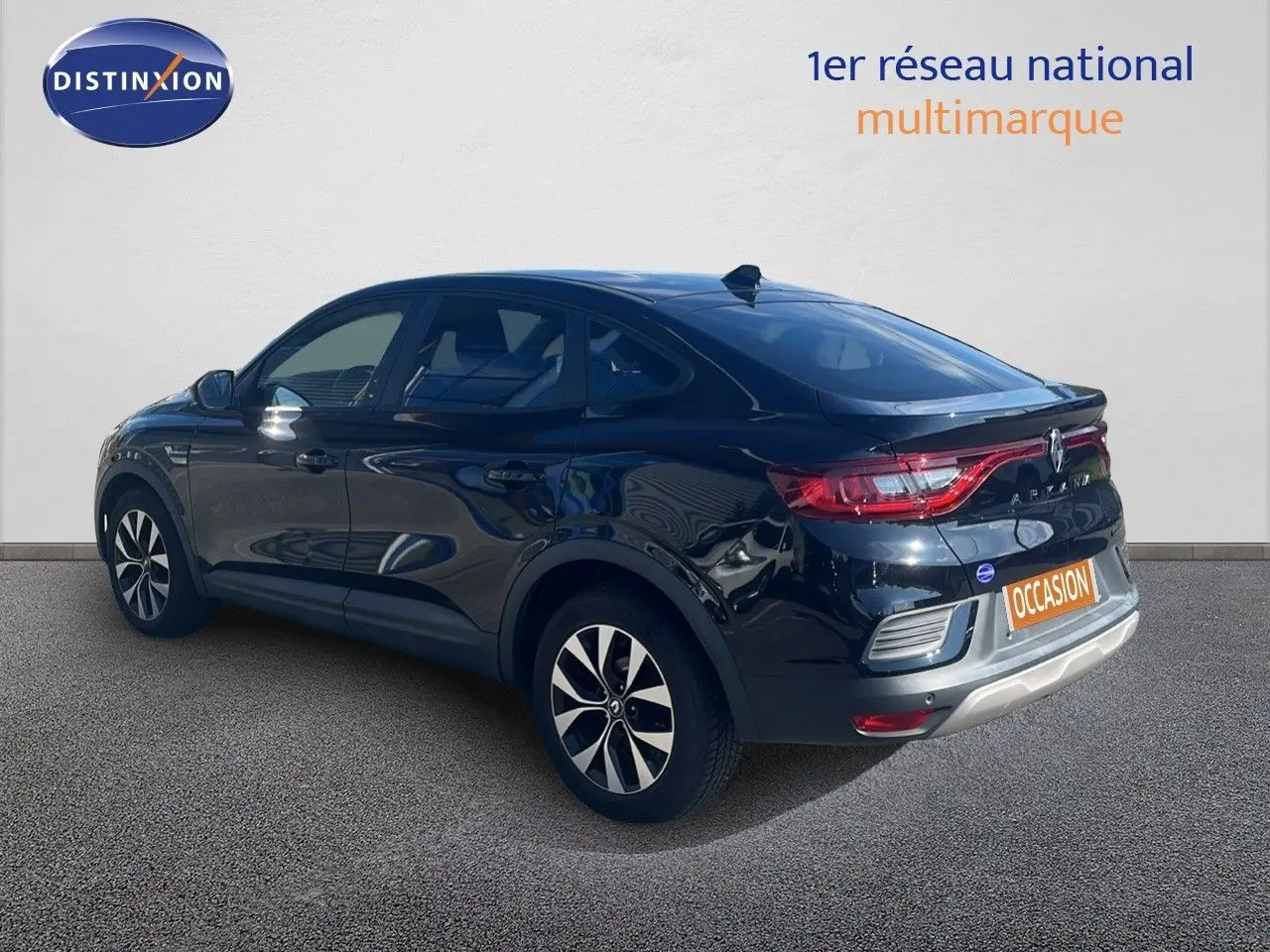 Vue 3/4 arrière droite d'un Renault Arkana noir métal 2023 avec feux LED et jantes bi-ton distinctives.