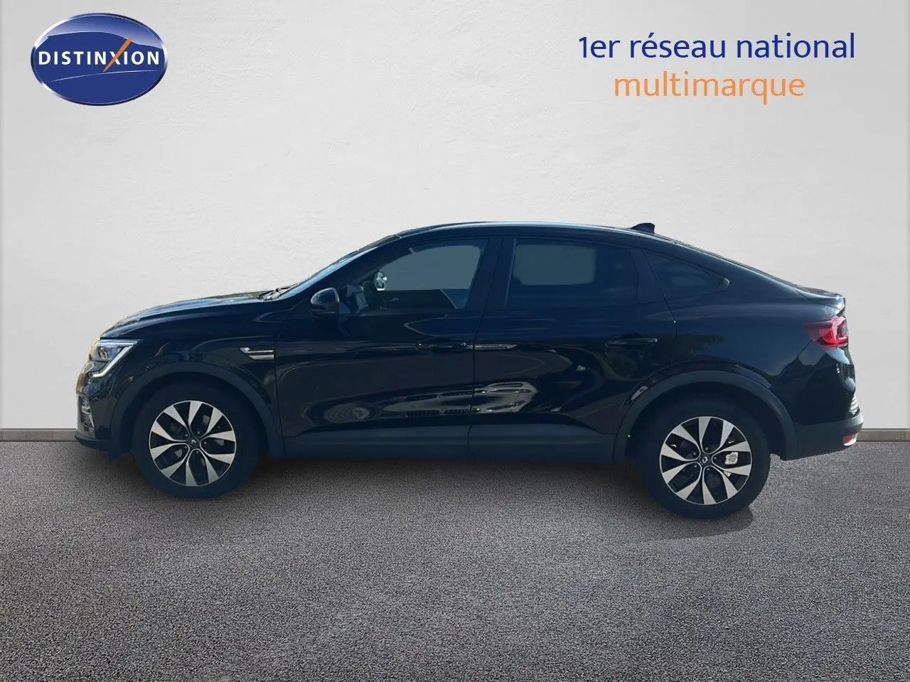 Profil côté gauche d'un Renault Arkana 2023 noir métal, mettant en valeur ses lignes fluides et ses jantes bi-ton.