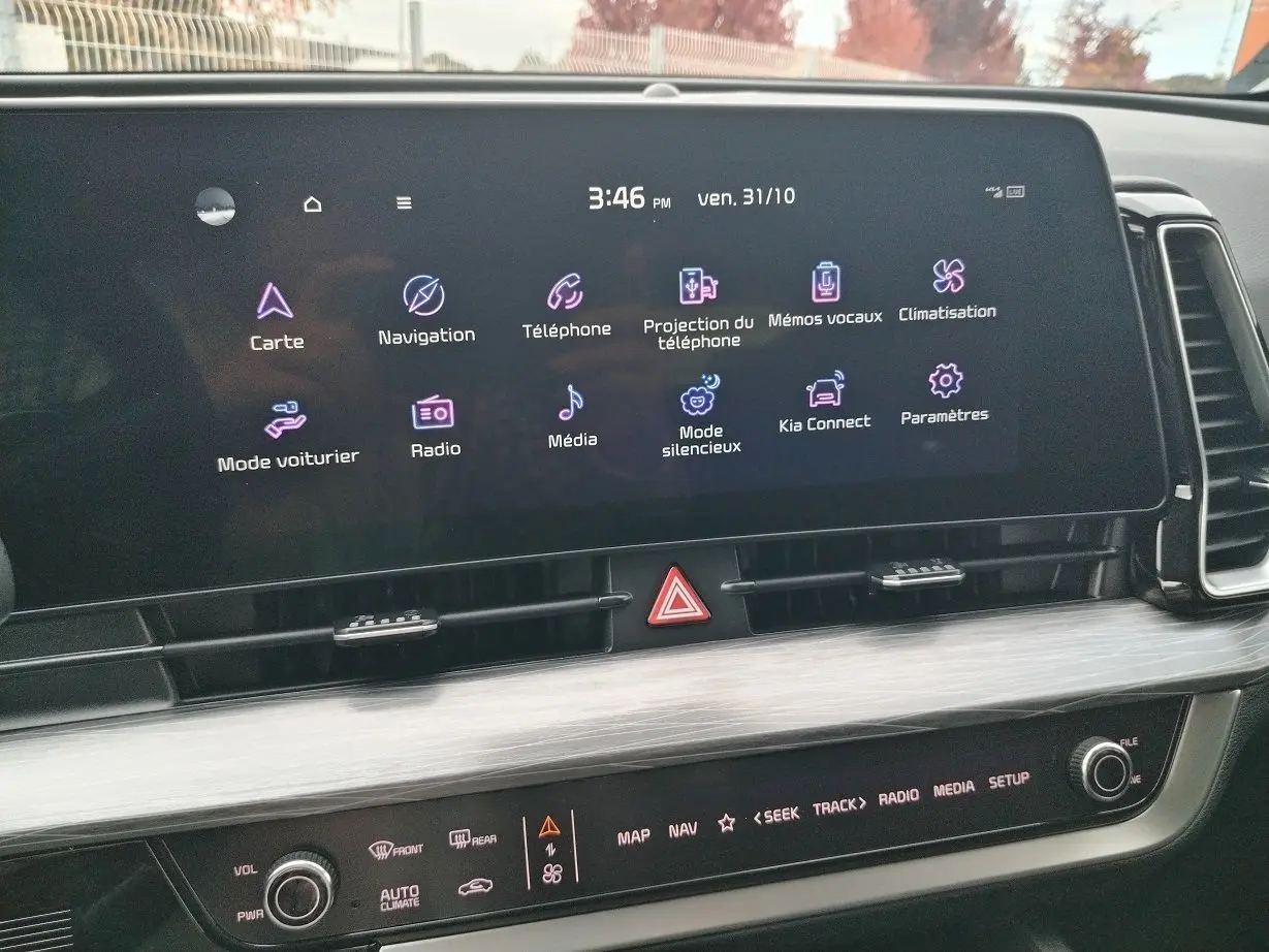 Écran tactile central du Kia Sportage gris perle 2025 affichant les options de navigation et climatisation.