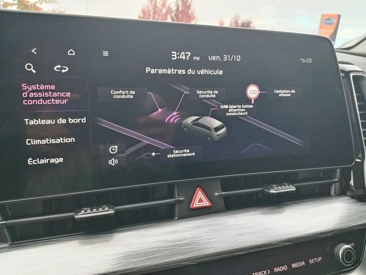 Écran tactile intérieur du Kia Sportage 2025 montrant les paramètres d’assistance conducteur, avec tableau de bord moderne.