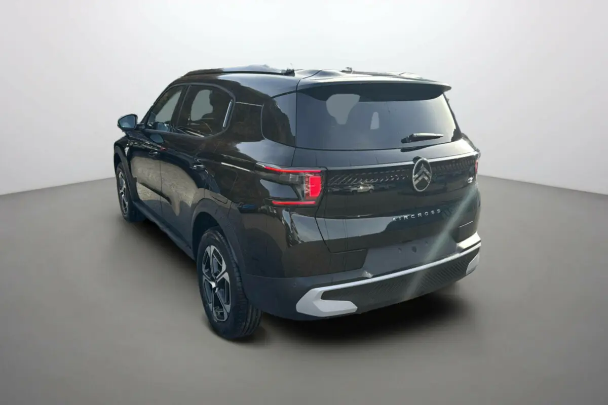 Vue 3/4 arrière droite d'un Citroën C3 Aircross noir Perla Nera avec feux arrière LED et jantes alu 17 pouces.