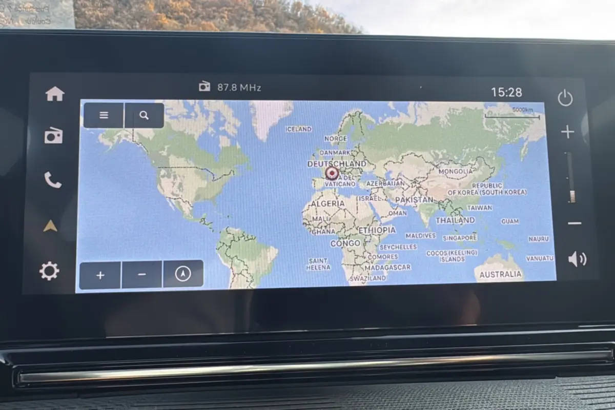Écran tactile 10,25 pouces affichant une carte du monde dans le tableau de bord du Citroën C3 Aircross noir perla nera.