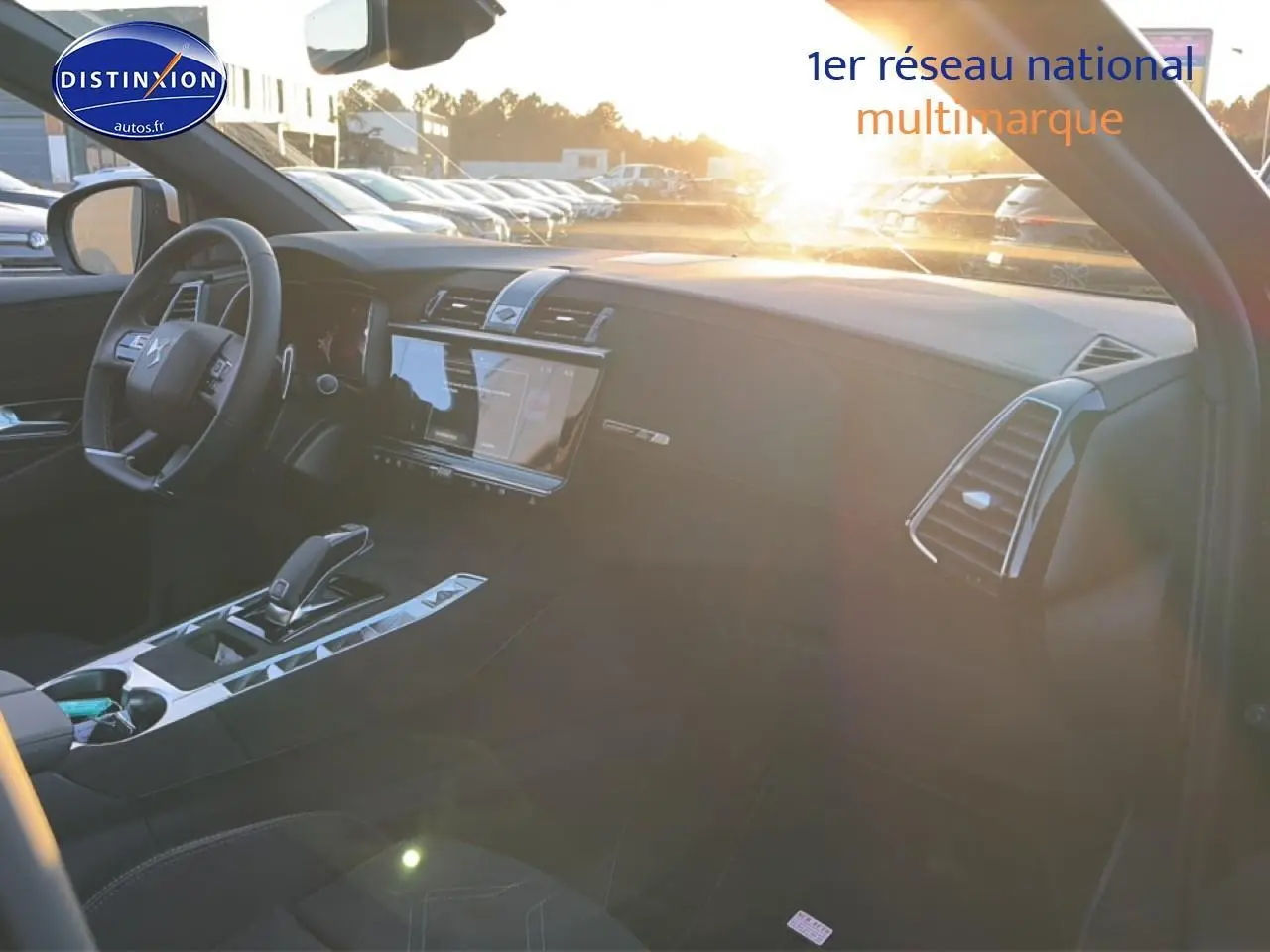 Intérieur du DS7 1.5 BlueHDi 130 noir, vue côté passager avec tableau de bord et écran tactile au soleil couchant.
