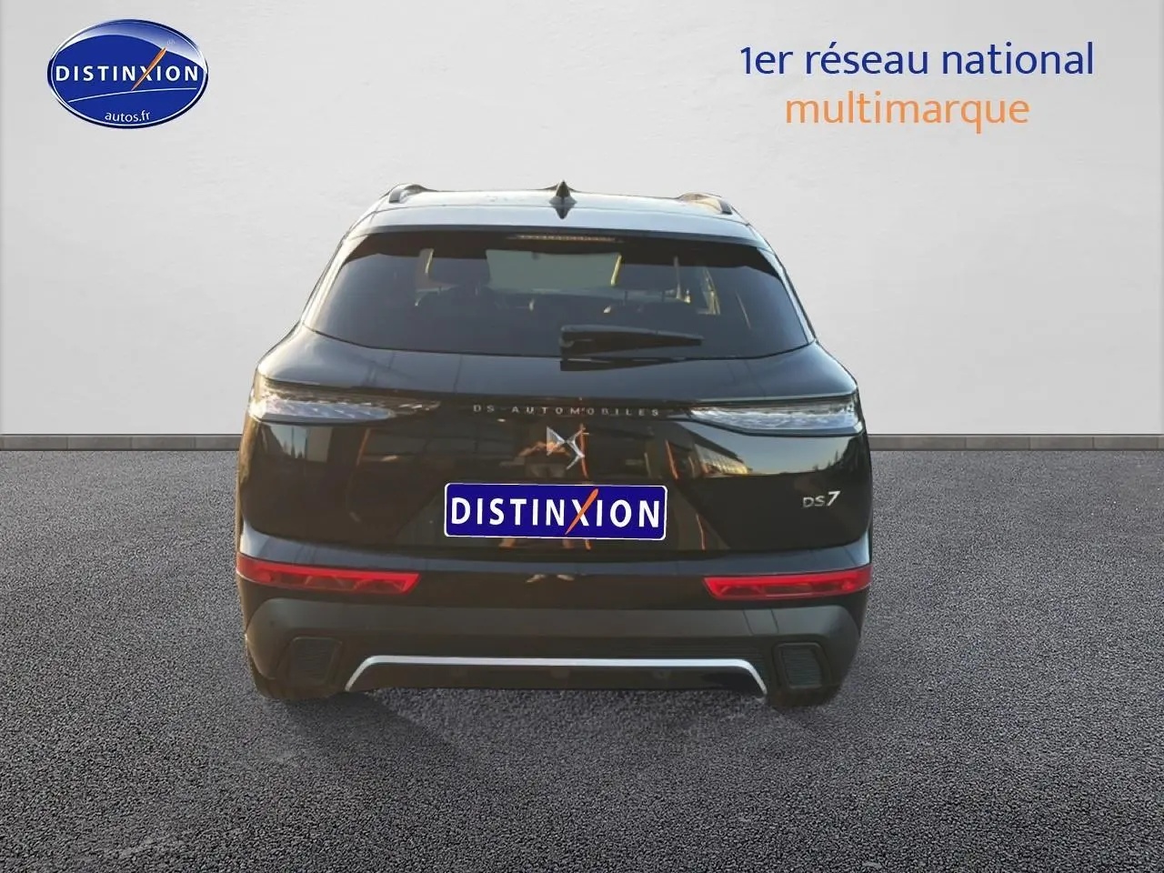 Vue arrière d'un DS7 noir 1.5 BlueHDi 130 Performance Line avec feux LED et double sortie d'échappement.