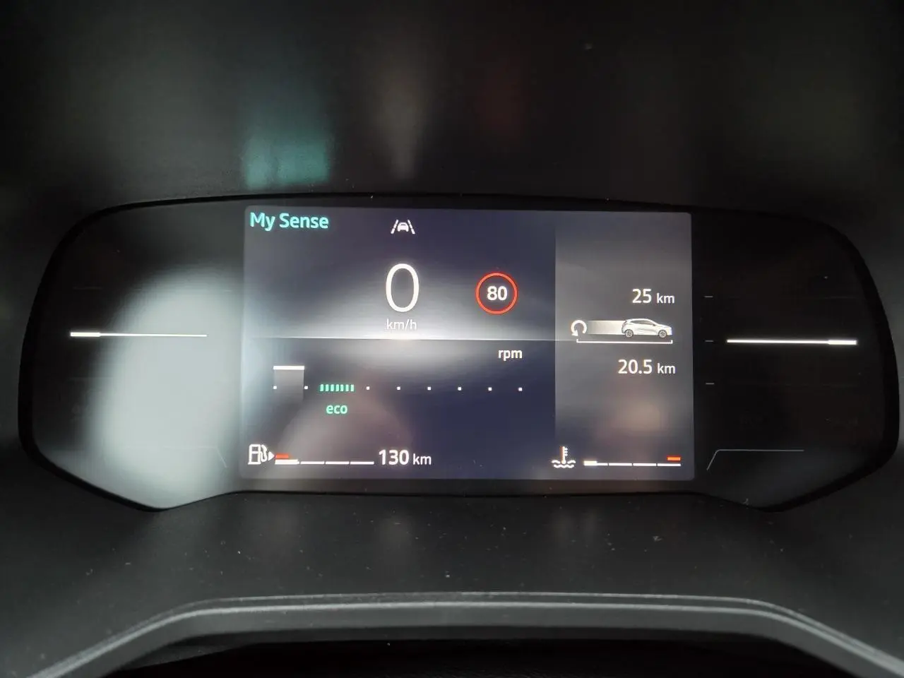 Affichage numérique du tableau de bord de la Renault Clio 2025 montrant la vitesse, mode My Sense et autonomie.