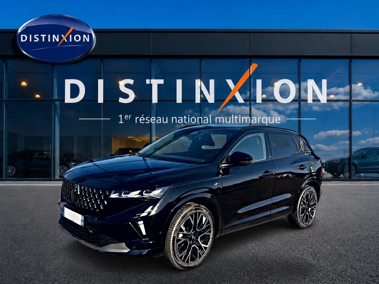 Renault Austral 1.2 e-tech noir en 3/4 avant droit, avec jantes alu noires et calandre distinctive esprit Alpine.