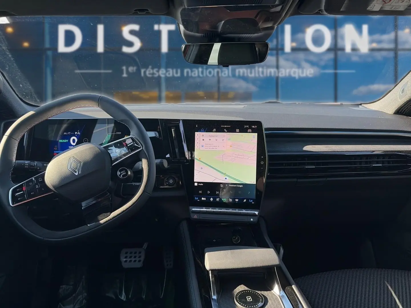 Intérieur noir du Renault Austral 2026, vue avant sur volant multifonction et grand écran tactile central.