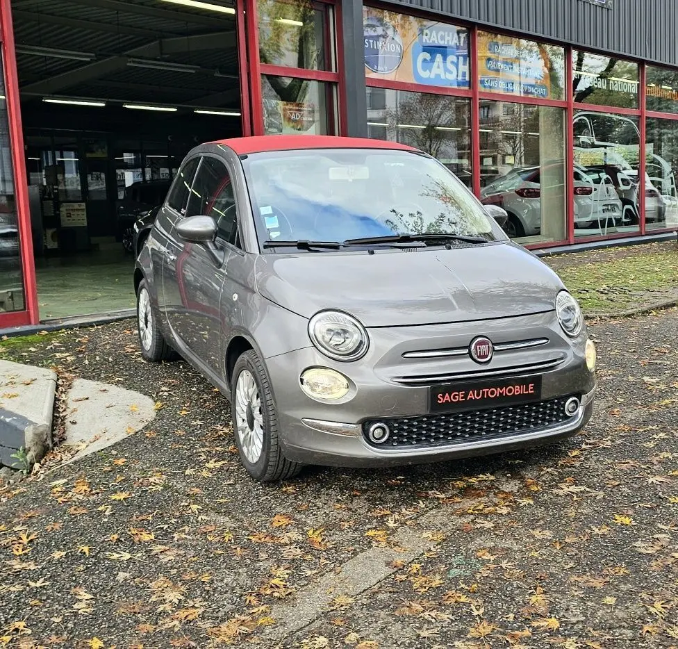 Fiat 500C 2019 gris Electroclash vue 3/4 avant droit avec toit rouge et jantes argentées.