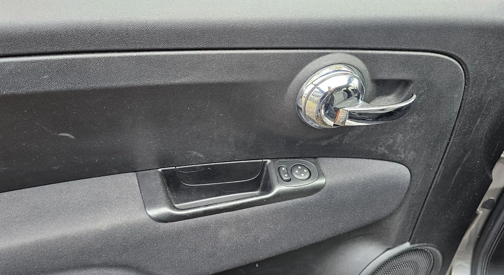 Profil côté gauche d'une Fiat 500C 2019 gris électroclash avec toit rouge, en version 1.2 69CH Lounge essence.