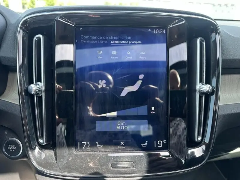 Écran tactile central du tableau de bord du Volvo XC40 gris foncé, affichant les commandes de climatisation automatique.