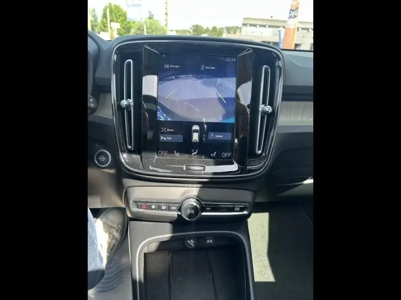 Vue rapprochée de l'écran central tactile du Volvo XC40 T4 2019 affichant la caméra de recul, entouré de commandes et aérateurs verticaux.