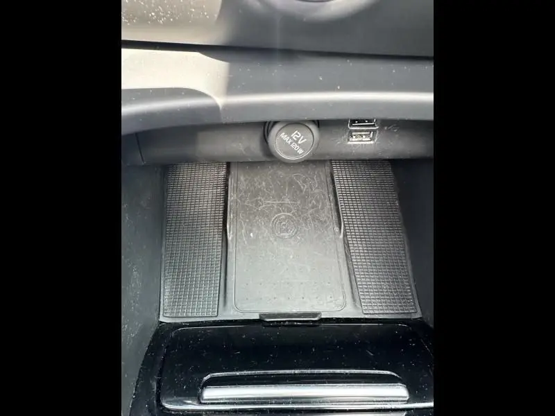 Prise 12V et double port USB dans l'habitacle d'un Volvo XC40 gris foncé, vue rapprochée du compartiment central.