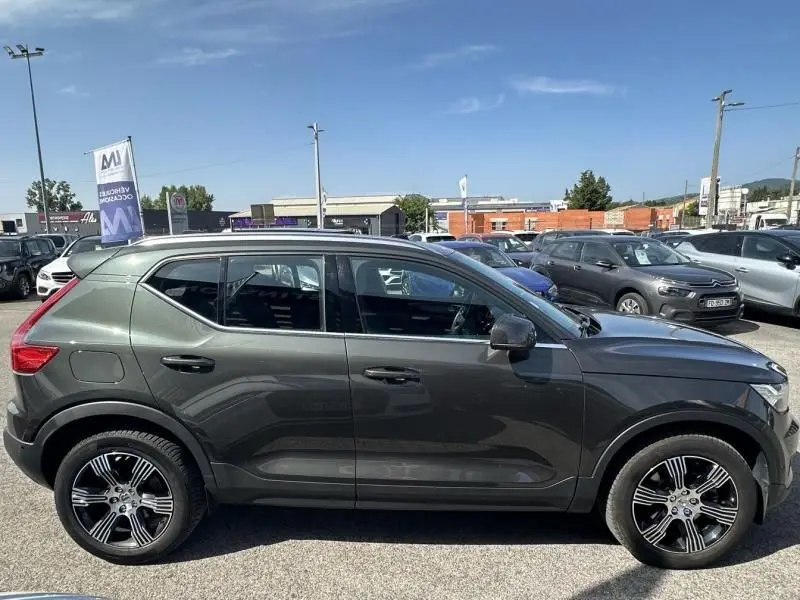 Profil côté gauche d'un Volvo XC40 T4 gris foncé métal 2019 avec jantes alliage distinctives en concession.