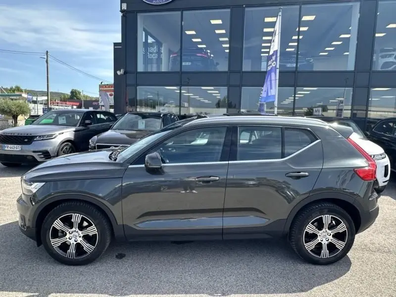Profil côté gauche du Volvo XC40 T4 gris foncé métallisé de 2019, version Inscription avec jantes alliage distinctives.