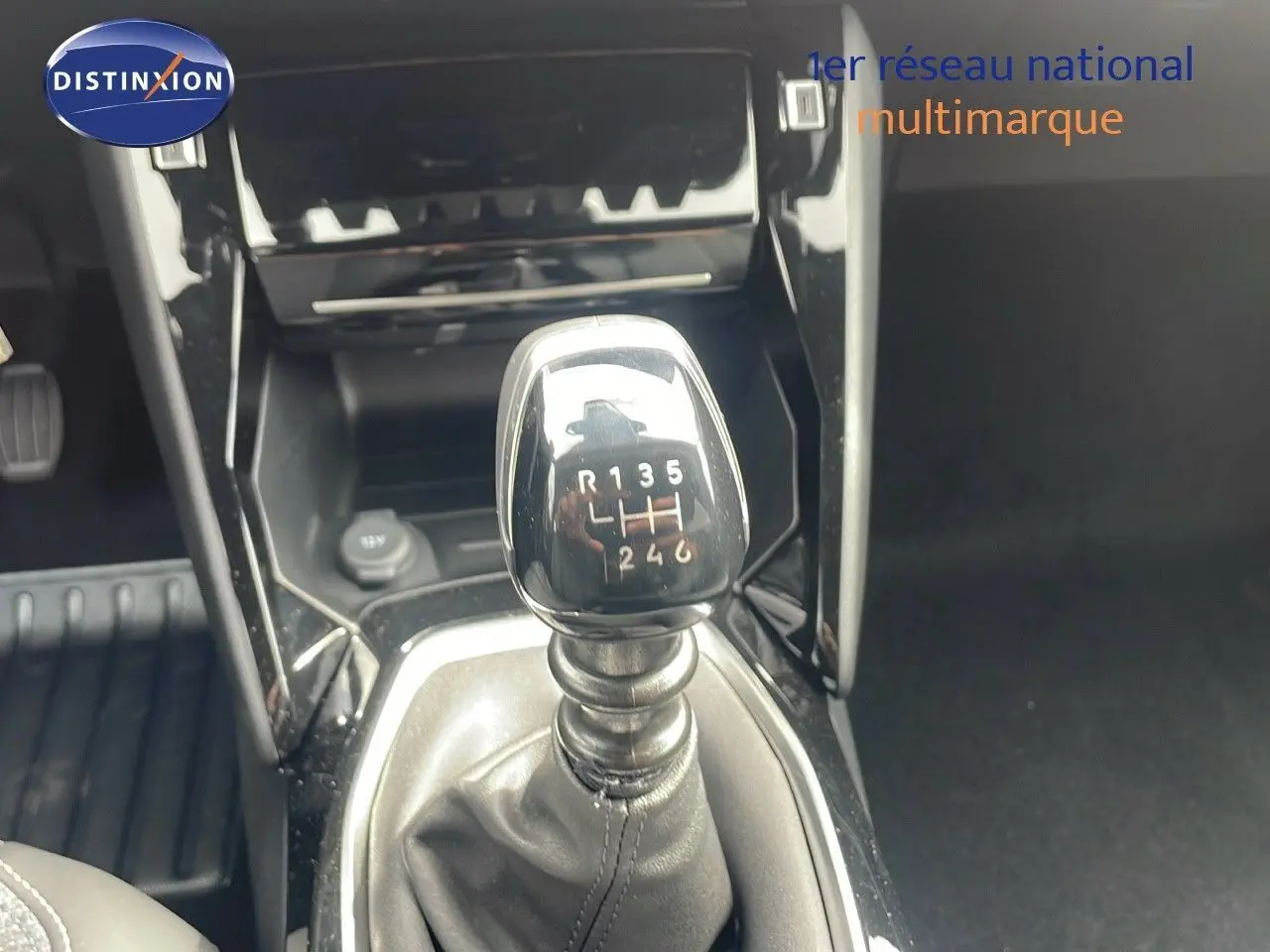 Le levier de vitesses manuel noir de la Peugeot 2008 1.2 PureTech, vue rapprochée de la console centrale.