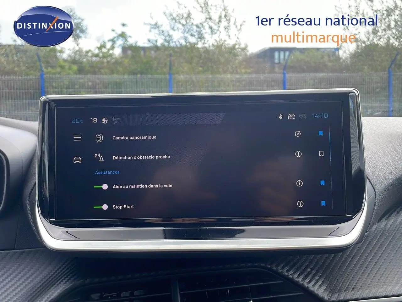Écran tactile central du Peugeot 2008 2024 bleu Vertigo Metal, affichant les aides à la conduite et la climatisation.