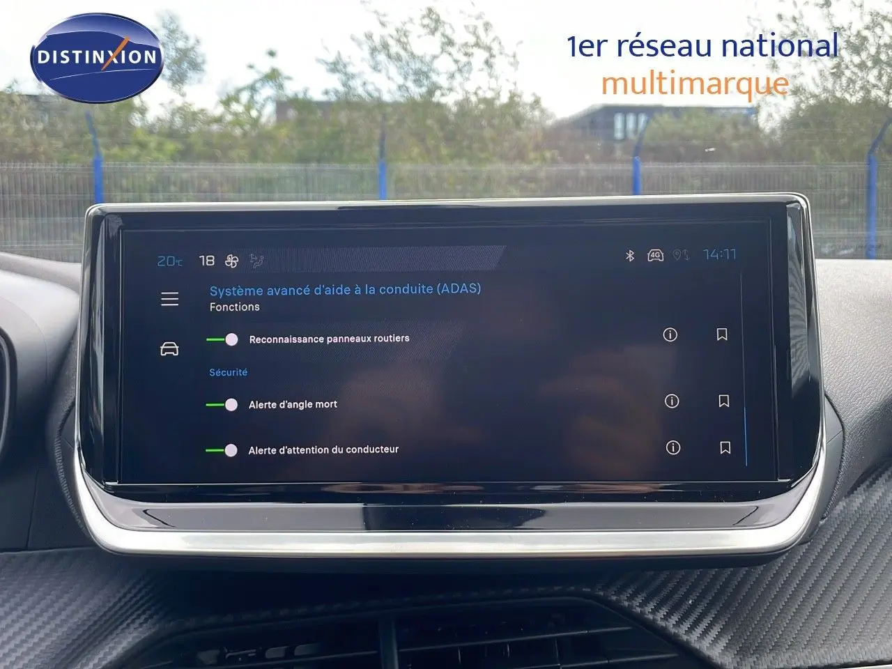 Écran tactile central du Peugeot 2008 2024 affichant les aides à la conduite, intérieur avec finition moderne.