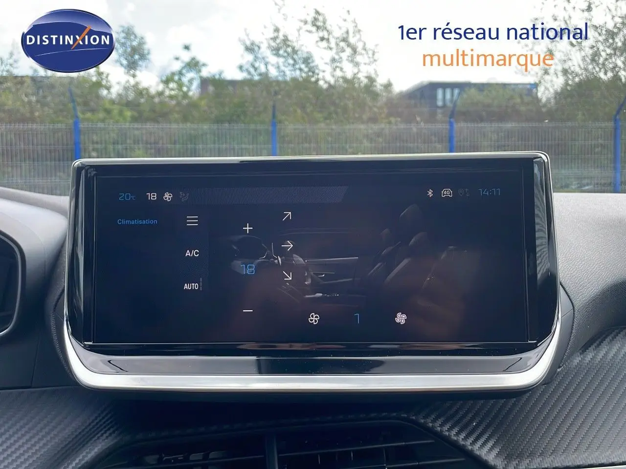 Écran tactile central du Peugeot 2008 2024 affichant les réglages de climatisation, intérieur noir moderne.