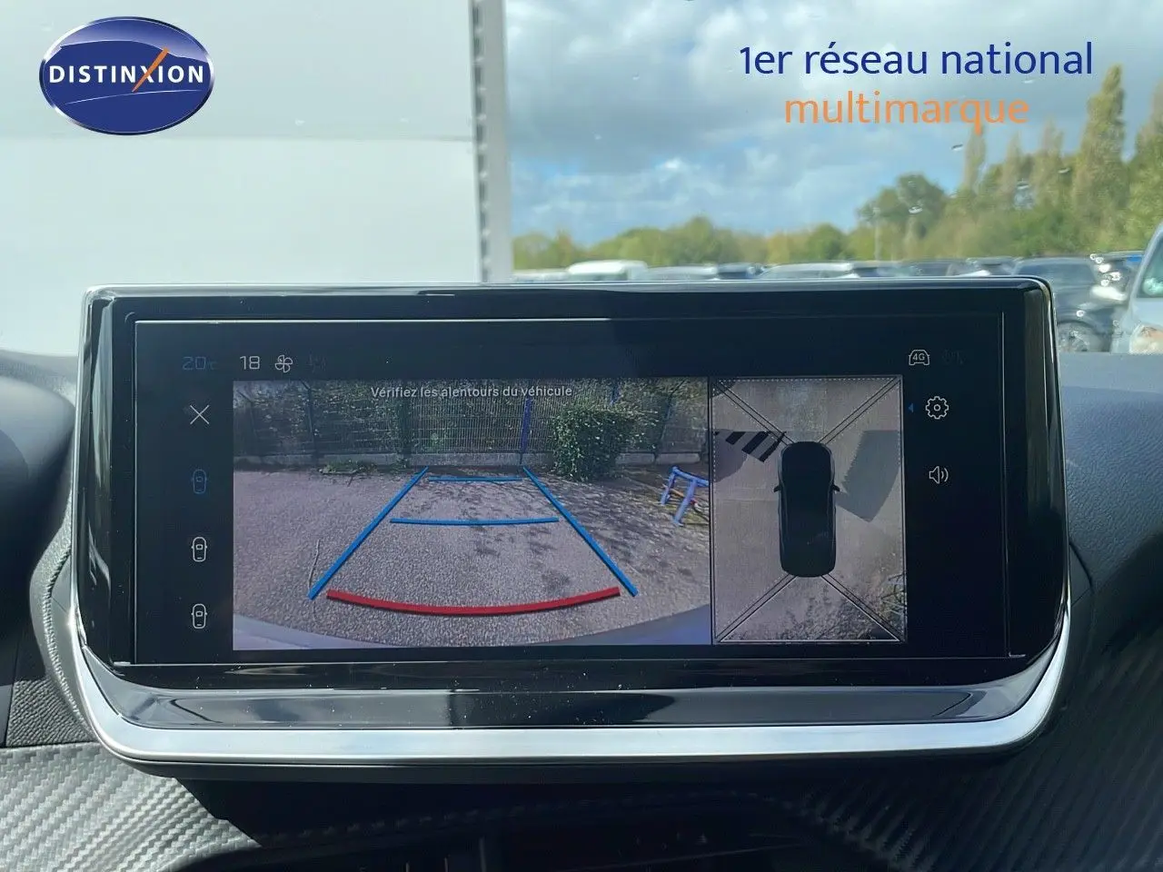 Écran central du Peugeot 2008 2024 montrant la caméra de recul et la vue 360° du véhicule en stationnement.