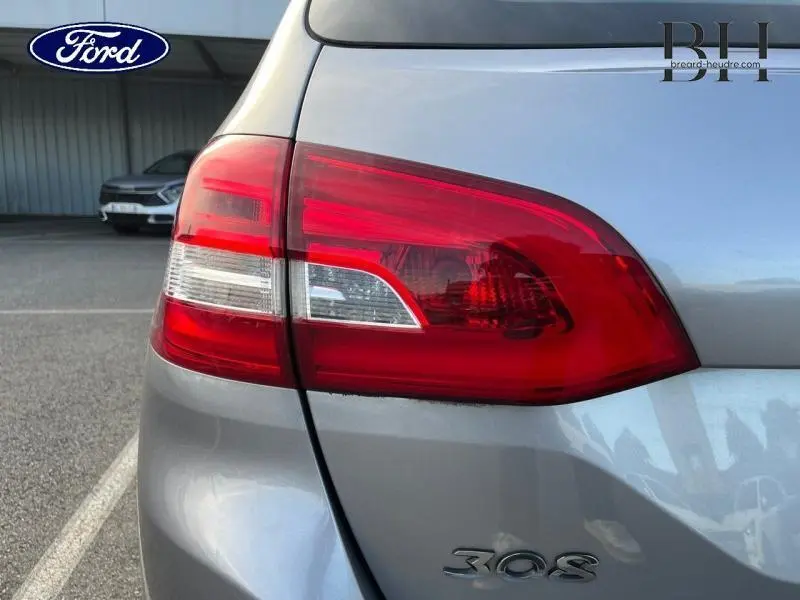 Gros plan sur le feu arrière droit gris Artense d'une Peugeot 308 SW avec logo 308 visible sur le hayon.