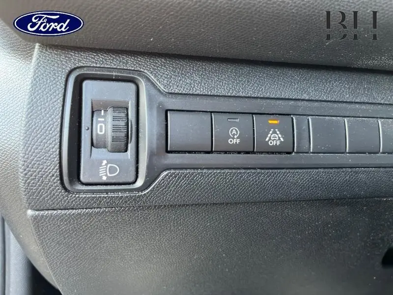 Panneau de commandes intérieures avec réglage des phares et désactivation de l'aide au maintien de voie sur Peugeot 308 SW gris Artense.
