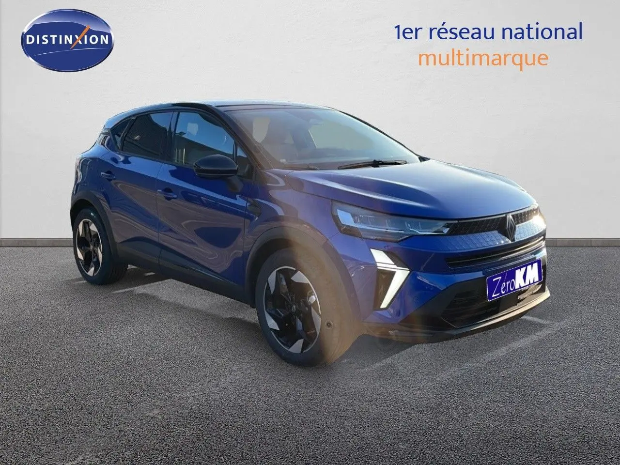 Renault Captur E-Tech hybride bleu Iron métal avec toit noir, vue 3/4 avant droit mettant en valeur ses phares LED.