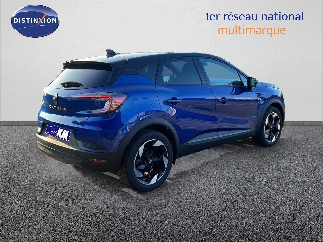 Renault Captur E-Tech hybride bleu Iron Metal avec toit noir, vu de trois quarts arrière côté droit.