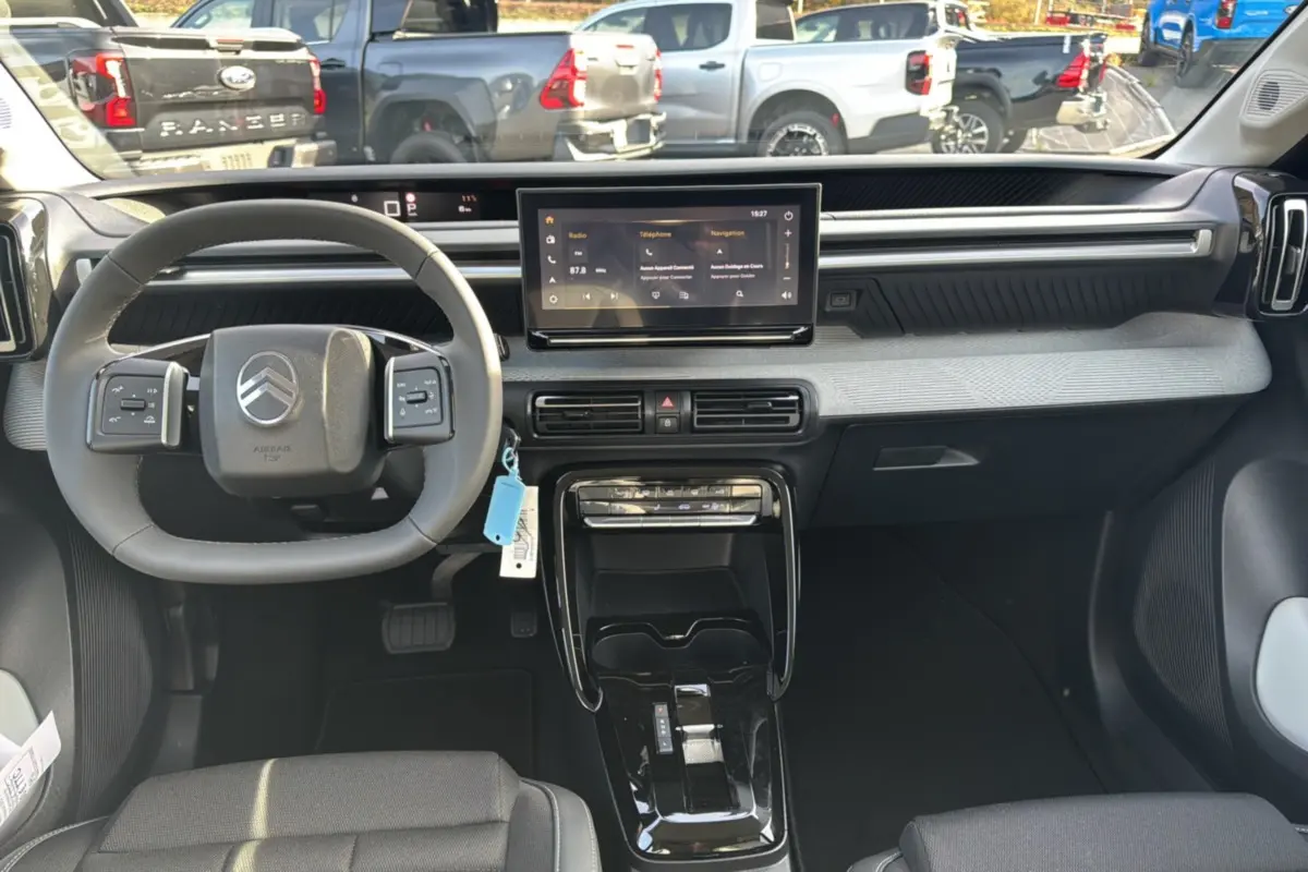 Vue intérieure frontale du Citroën C3 Aircross 2025, tableau de bord moderne avec écran tactile et volant multifonctions cuir.