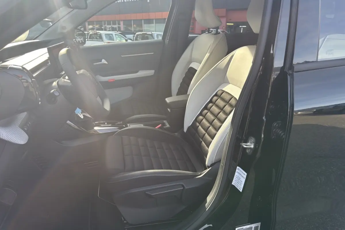 Intérieur avant côté conducteur du Citroën C3 Aircross noir perla nera avec sièges tissu bicolores et volant cuir.