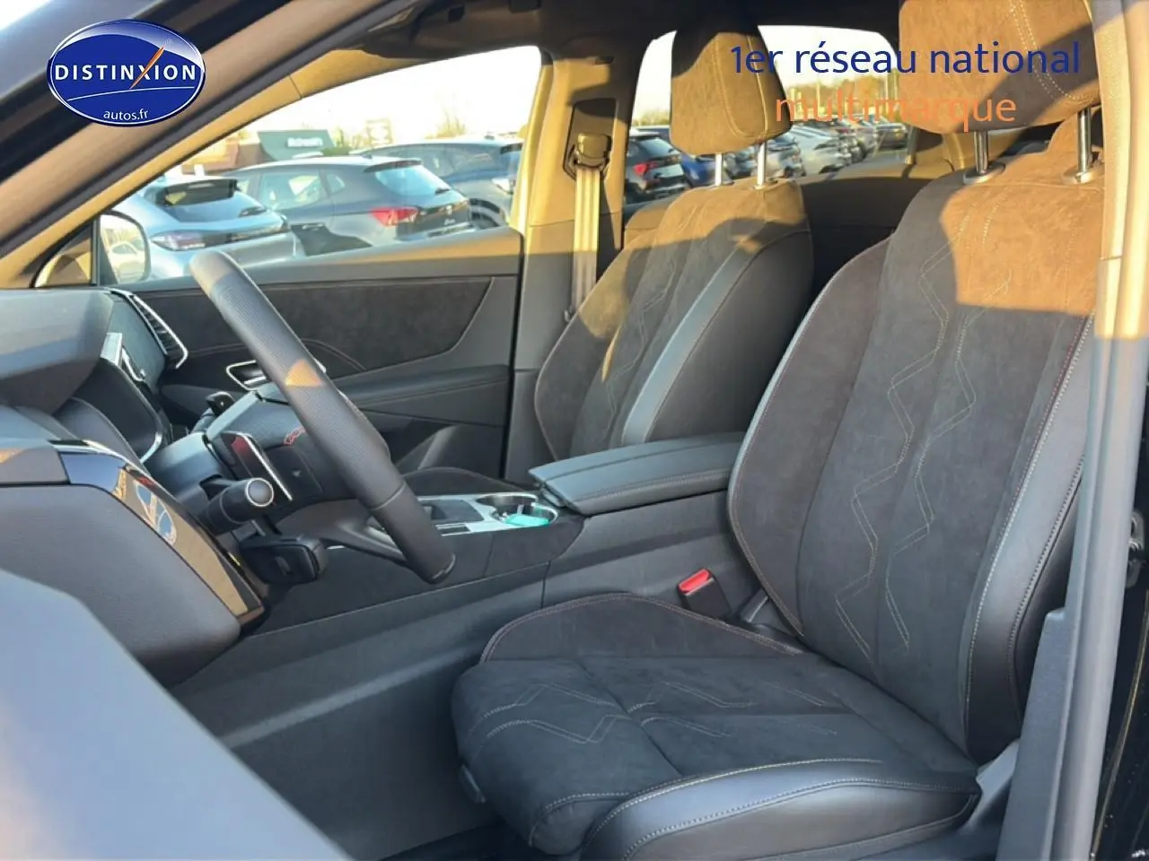 Vue intérieure côté conducteur du DS7 1.5 BlueHDi 130 noir, mettant en valeur les sièges en cuir et alcantara avec surpiqûres rouges.