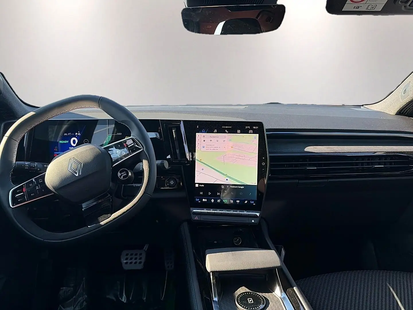 Vue intérieure avant du Renault Austral noir 2026, avec volant multifonction et grand écran tactile central.