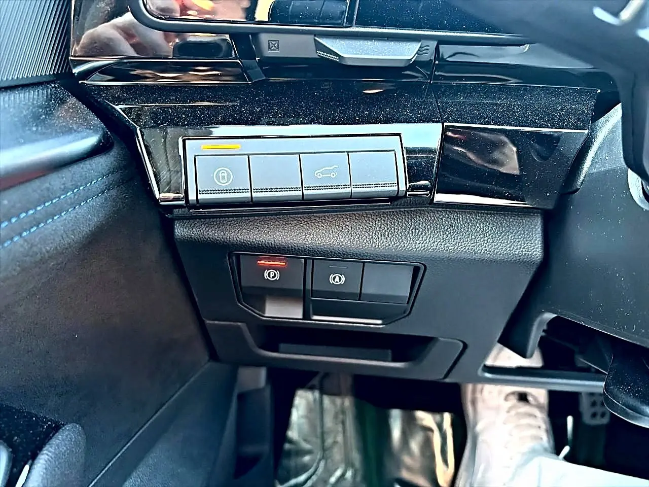 Vue rapprochée côté gauche du tableau de bord noir brillant avec commandes de verrouillage et frein électrique du Renault Austral 2026.