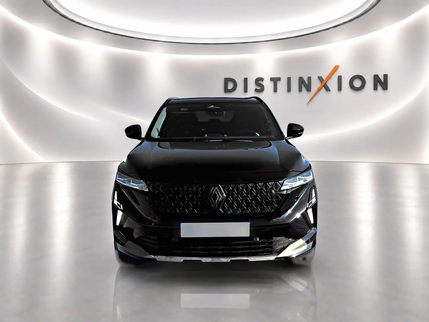Vue de face du Renault Austral noir avec calandre distinctive et éclairage LED, dans un showroom lumineux.