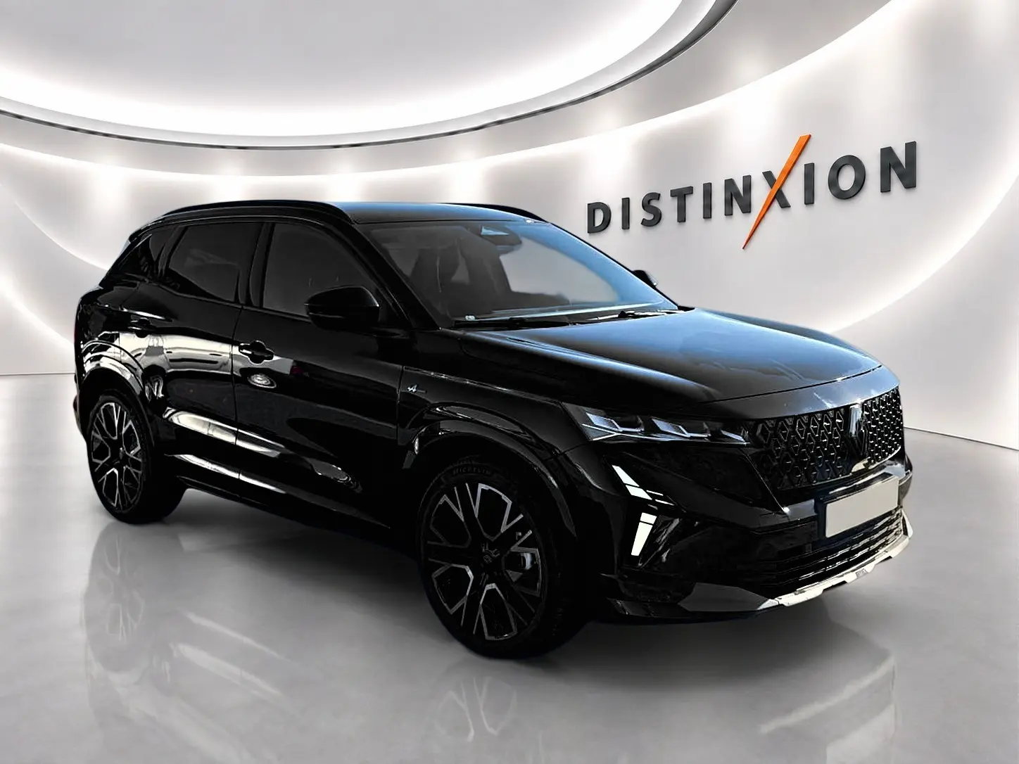 Renault Austral noir en 3/4 avant droit, avec jantes noires et calandre au design moderne dans un showroom lumineux.