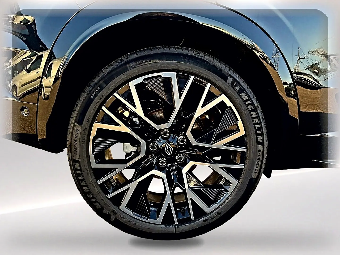 Gros plan sur la roue avant droite noire du Renault Austral 2026 avec jante alu au design géométrique distinctif.