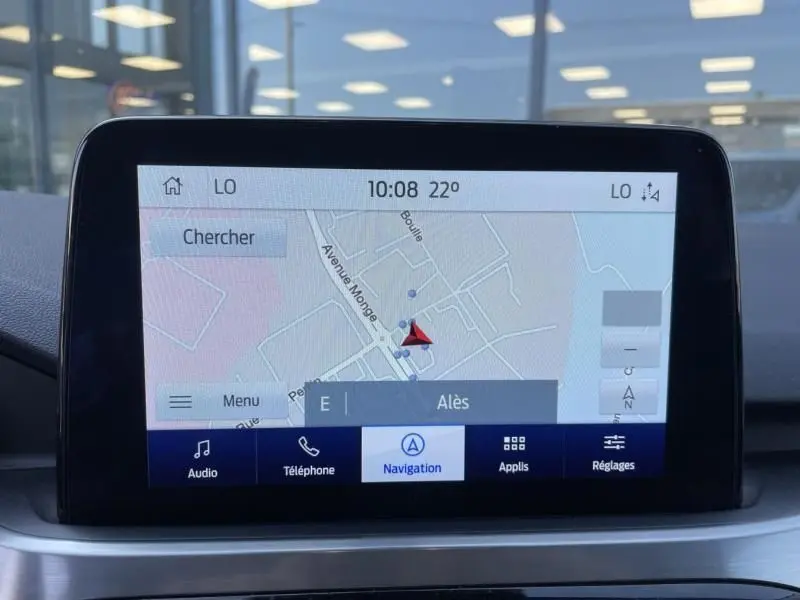 Écran tactile du système de navigation du Ford Kuga 2.0 EcoBlue 150 MHEV Titanium 2020, intérieur moderne.