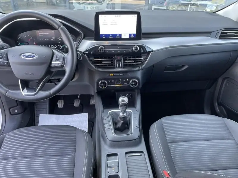 Intérieur du Ford Kuga 2.0 EcoBlue 150 MHEV Titanium 2020, vue frontale du tableau de bord avec boîte manuelle et écran tactile central.