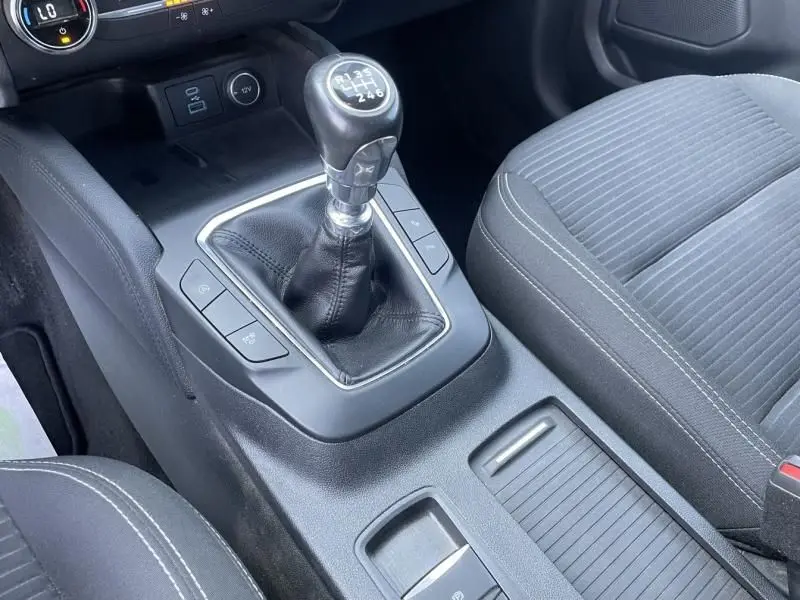 Vue rapprochée de la console centrale du Ford Kuga 2.0 EcoBlue 150 MHEV Titanium 2020 avec levier de vitesse manuel noir.