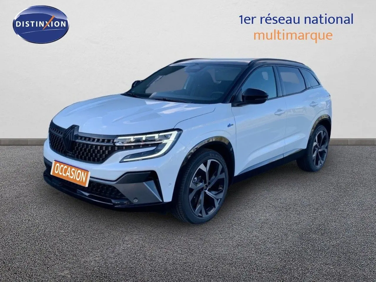 Renault Austral 2024 blanc métal avec toit noir, vue 3/4 avant droit, jantes alliage et calandre moderne.