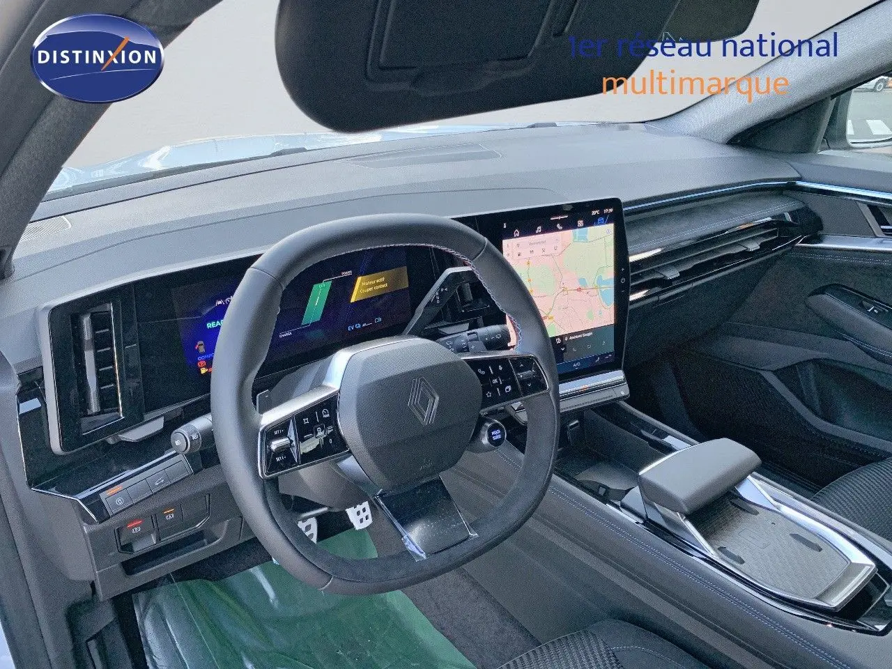 Vue intérieure du tableau de bord et volant noir du Renault Austral 2024 hybride avec écran tactile central et finitions modernes.