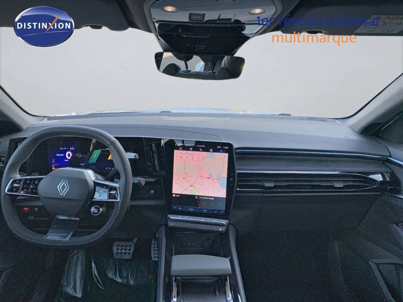 Intérieur du Renault Austral 2024 en vue frontale, tableau de bord noir avec écran tactile central affichant une carte.