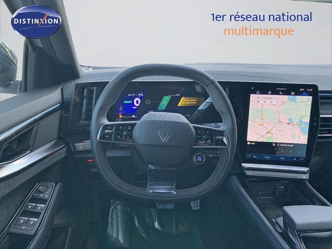 Vue intérieure du tableau de bord du Renault Austral 2024, volant multifonction et écran tactile avec navigation visible.