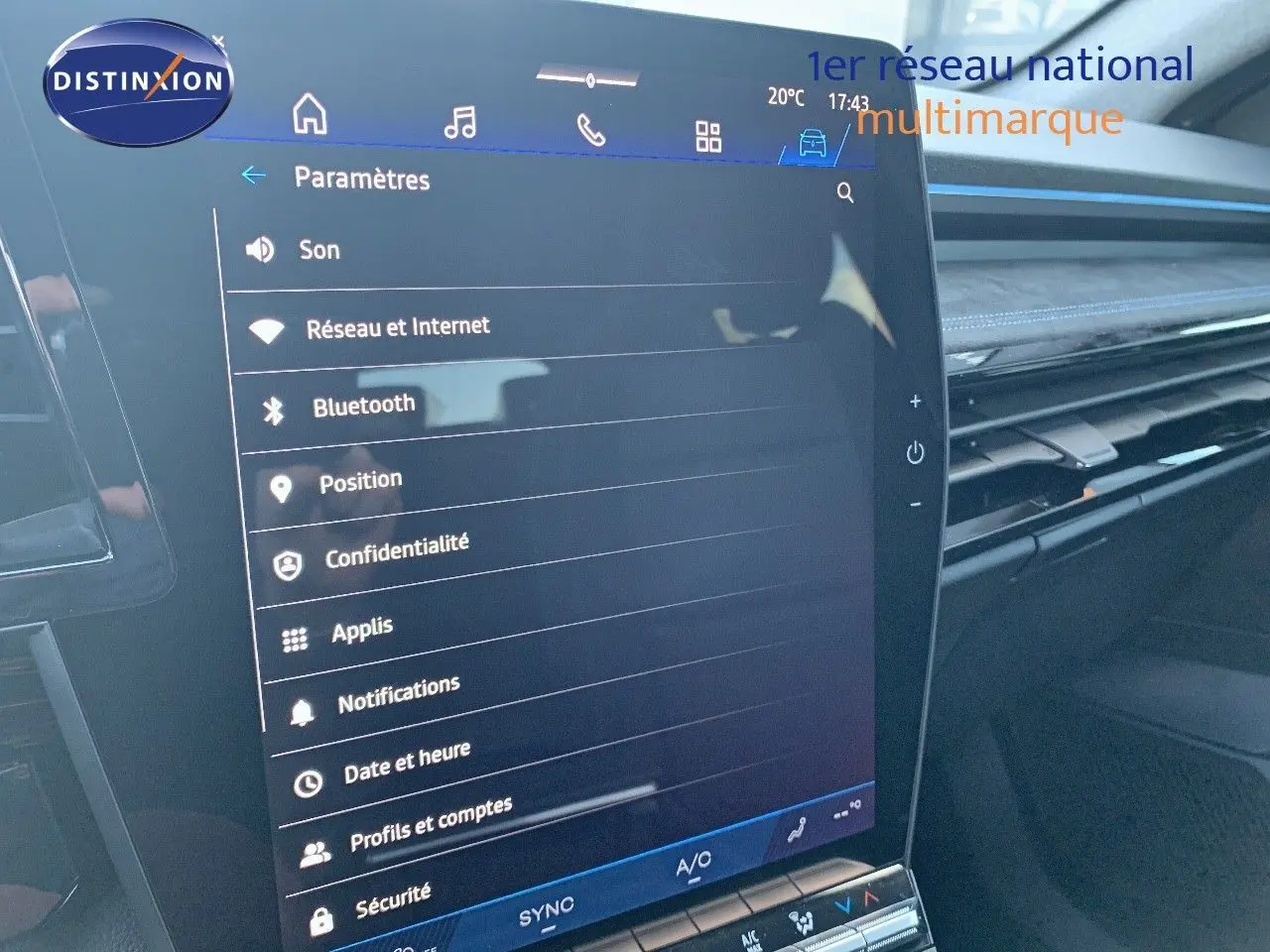 Écran tactile central affichant les paramètres du système multimédia dans l'habitacle d'un Renault Austral blanc métal toit noir.