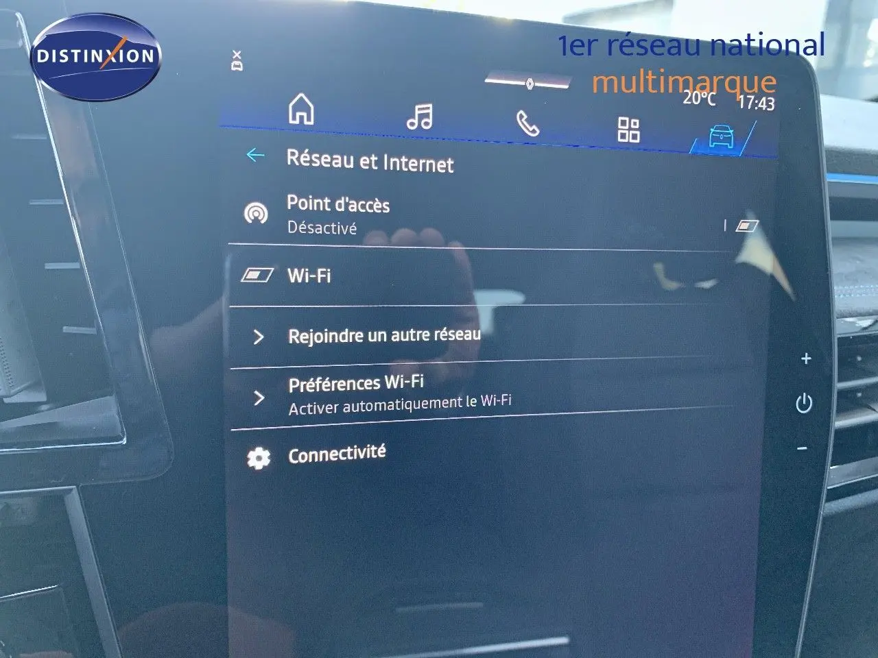 Écran tactile central du Renault Austral 2024 affichant les options Wi-Fi et réseau dans un intérieur moderne.