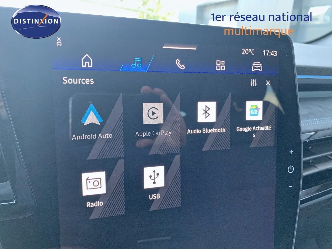 Écran tactile multimédia intérieur du Renault Austral 2024 avec interface Android Auto et Apple CarPlay visible